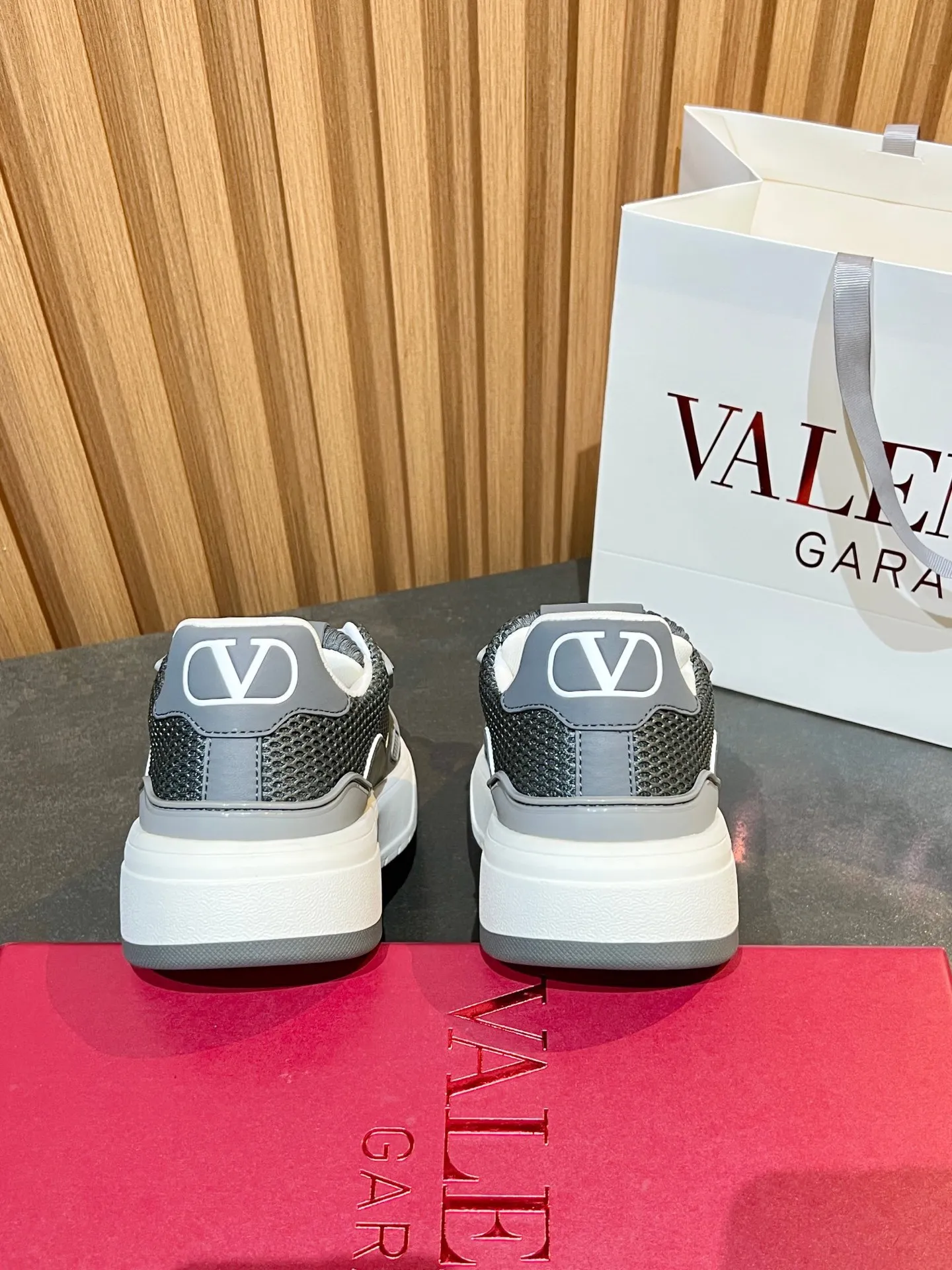 Men's men's shoes 💰640 VLNT Valentino 𝑶𝒏𝒆𝑺𝒕𝒖𝒅 Couple's sneakers series Valentino 2025 latest couple's sneakers, same style for celebrities, hot sale. Original ZP purchase and dismantling. Repeated pattern making and modification. Trying to restore 1:1 original version! Top luxury masterpiece, soft and comfortable, breathable and light, combines fashion and leisure, brings excellent and elegant texture and excellent on-foot comfort. Top purchasing version upper: imported high-end breathable mesh/original oil edge craftsmanship. Inner: imported mesh. Outsole: original development 𝐓𝐏𝐔 two-color combination outsole. Packaging: original configuration complete package. Code number: 35/44 (customized 45 46). Can be customized (self-labeled - no label) order.